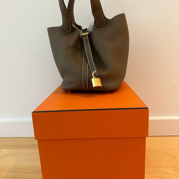 *NEW AND NEVER WORN* Picotin 2022 Lock 18 Clemence Taurillon Bag Etoupe - Picture 4 of 4